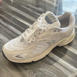 New Balance 725 Beige and White Athletic Shoes - Men Size 10 & Women Size 11.5